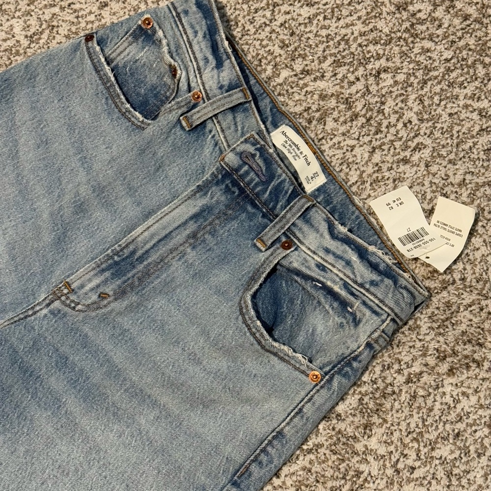 Abercrombie & Fitch 90’s Straight Leg Jeans- Light Wash